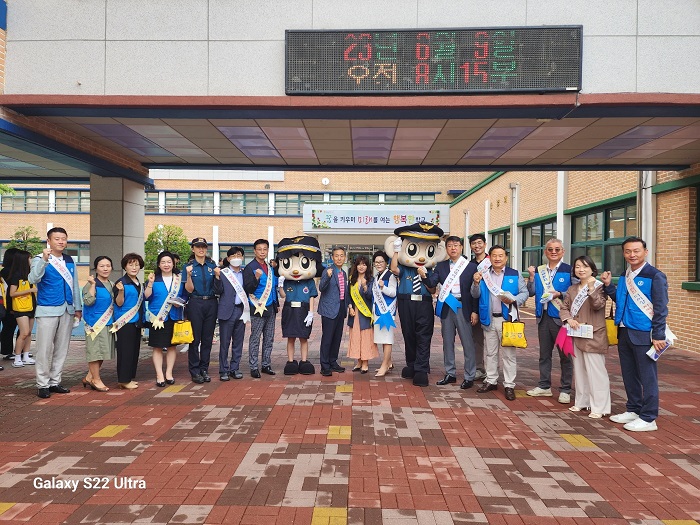 2023년 학교폭력예방 등굣길 캠페인 활동 실시 사진