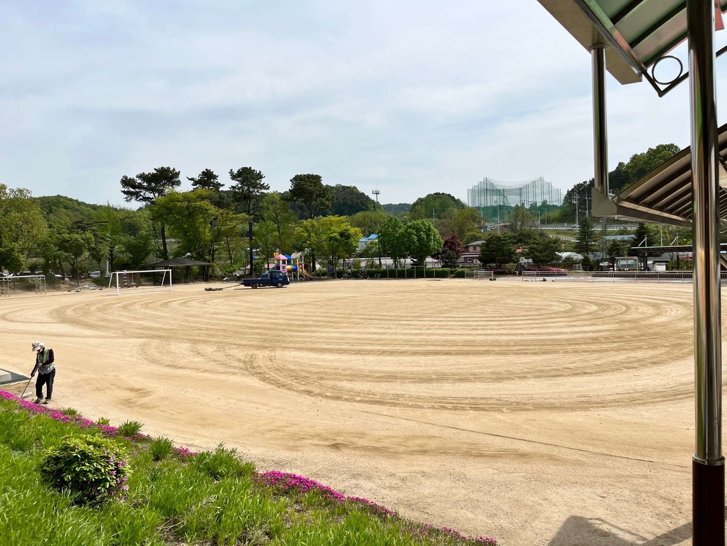 원주교육지원청 학교지원센터, 원주 관내 공립학교 마사토 운동장 관리 착수  사진